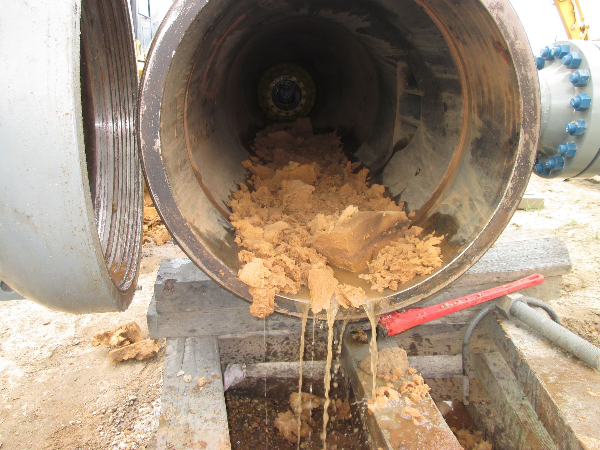 Cleaning pig pushing out debris