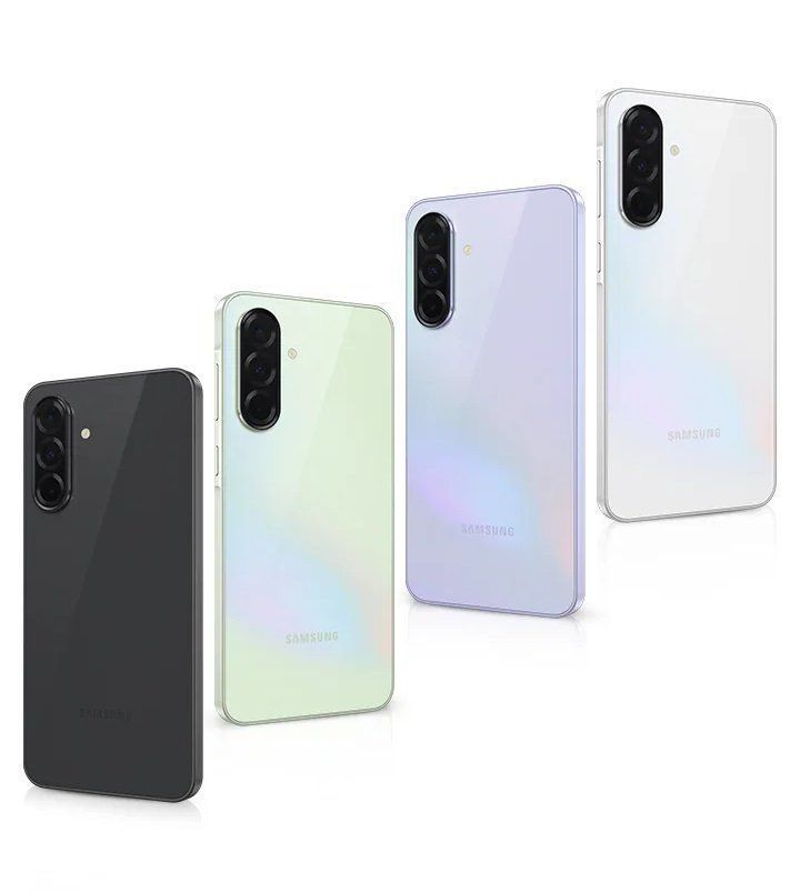 Cuatro smartphones en negro, verde, lavanda y blanco. Cada uno cuenta con triple cámara y el logotipo de Samsung.