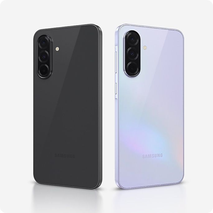 Cuatro smartphones en negro, verde, lavanda y blanco. Cada uno cuenta con triple cámara y el logotipo de Samsung.