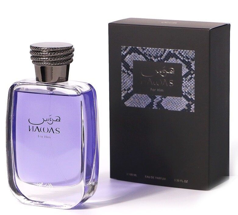 Frasco de perfume morado, “Hawaas” de Rasasi para hombre, junto a su caja negra con estampado de serpiente.