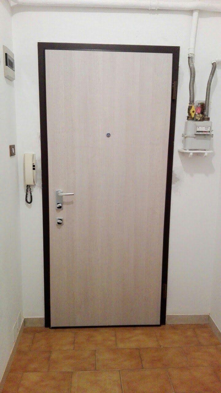 porta di ingresso in legno e acciaio