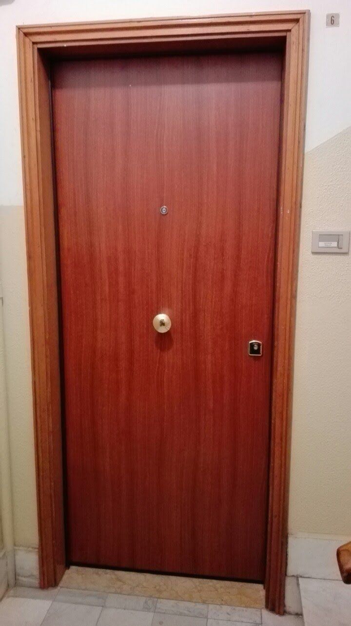 porta di ingresso di un appartamento