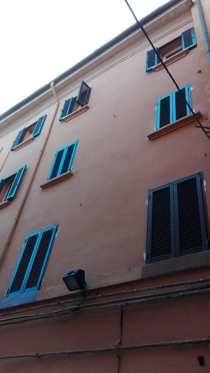 edificio con persiane verdi