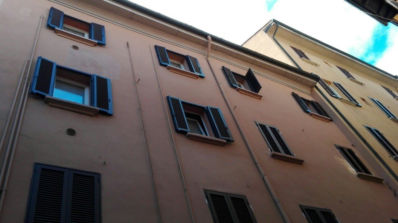 edificio con persiane in alluminio e PVC