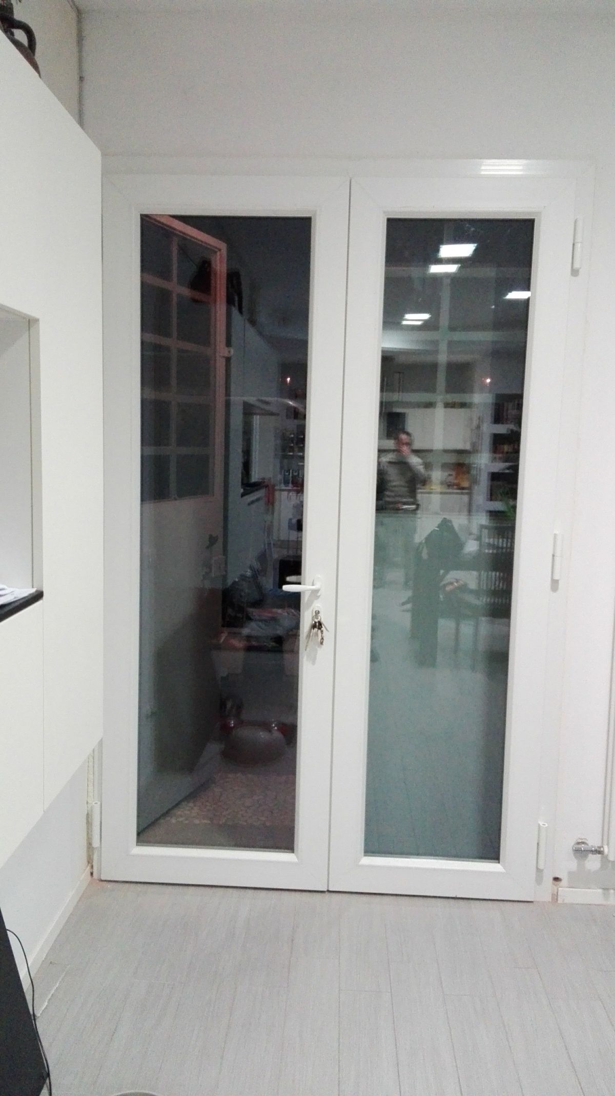 doppia porta in vetro, alluminio e PVC