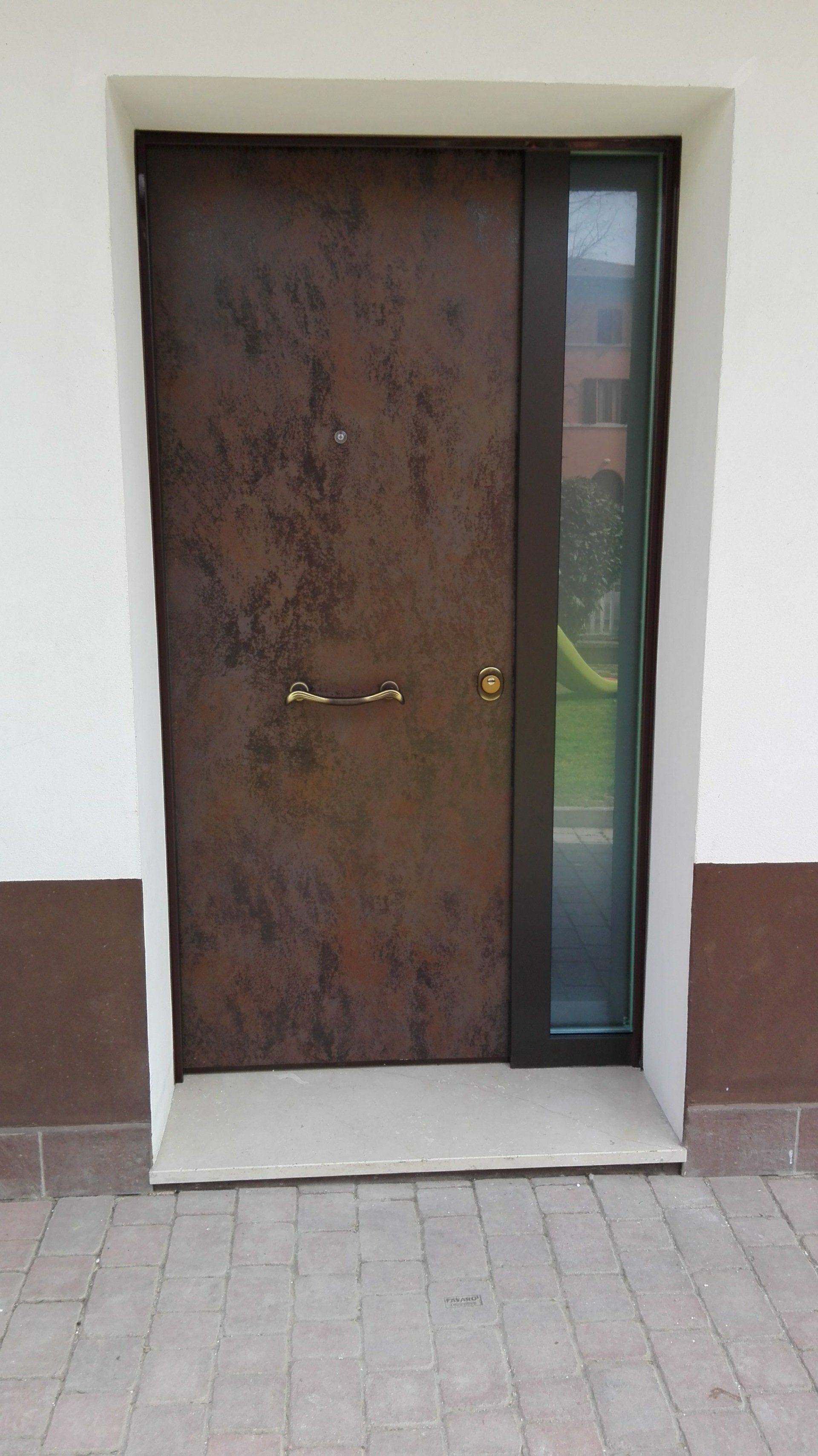 portone blindato con inserto in vetro