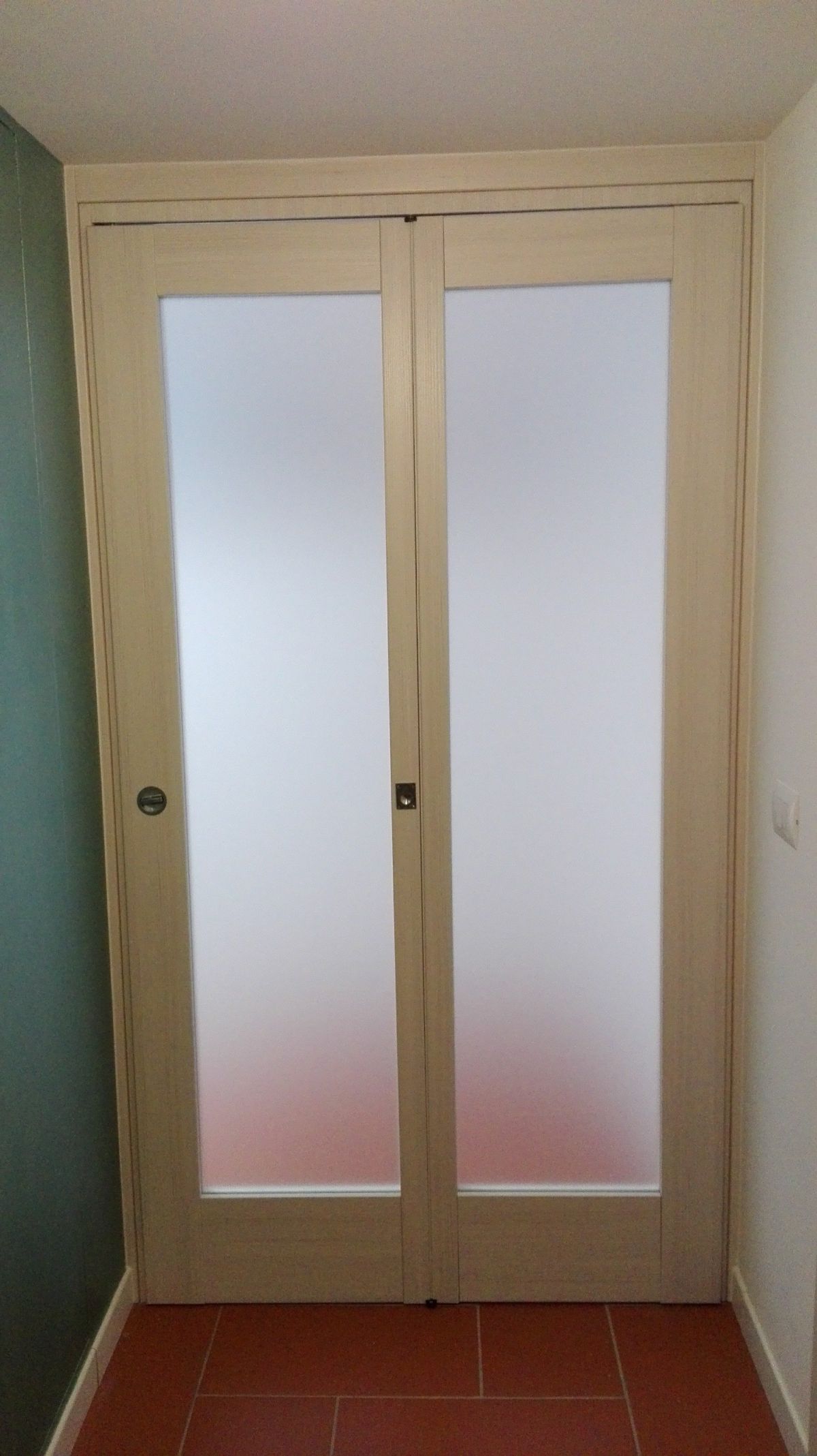 porta con apertura a libro chiusa