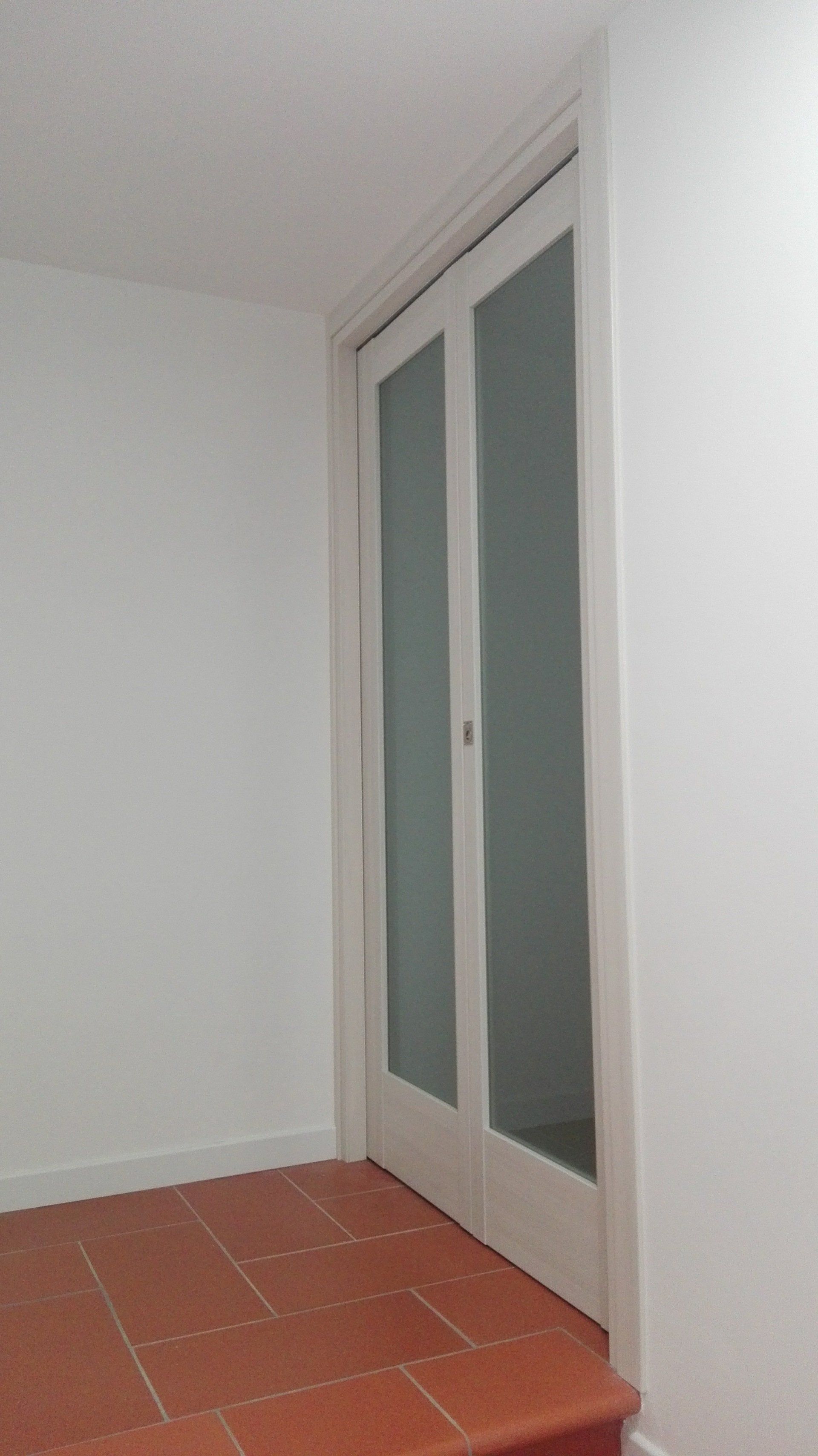 pianerottolo con porta in vetro