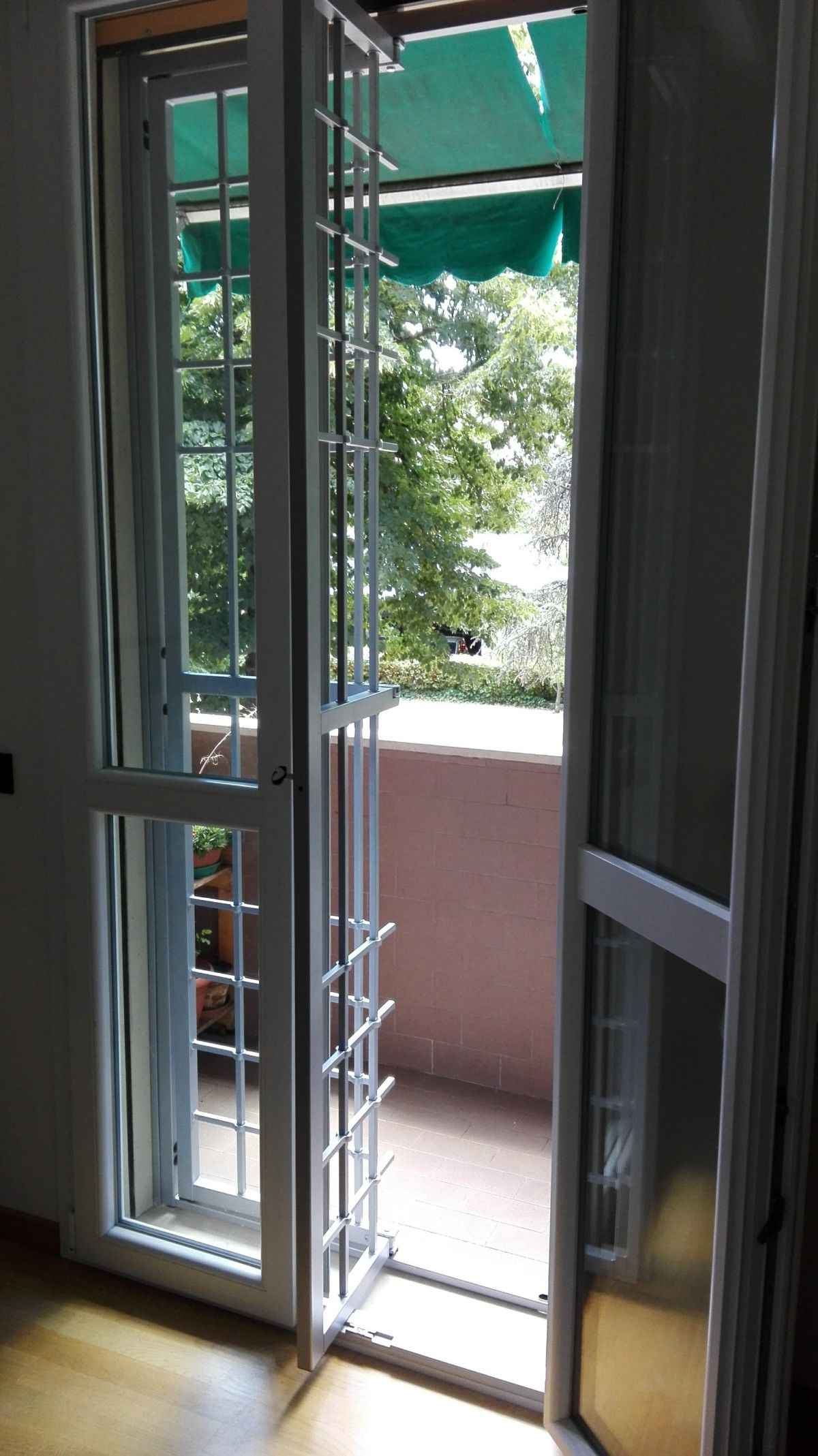 grata di sicurezza con sezioni apribili