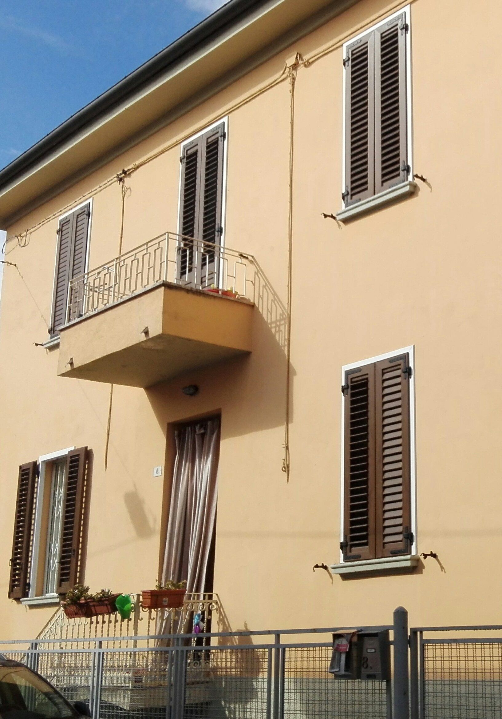 balcone con persiane