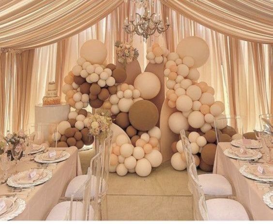 Une pièce remplie de tables, de chaises et de ballons.