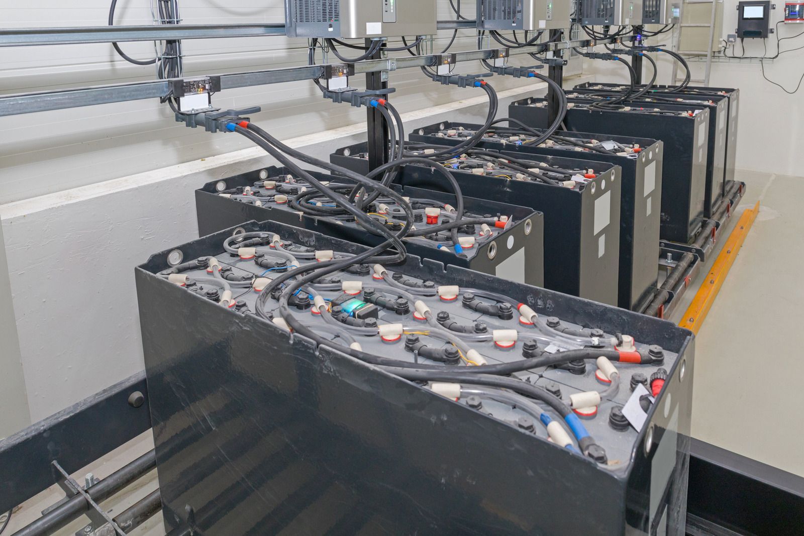 A row of batteries sitting on top of each other in a room.