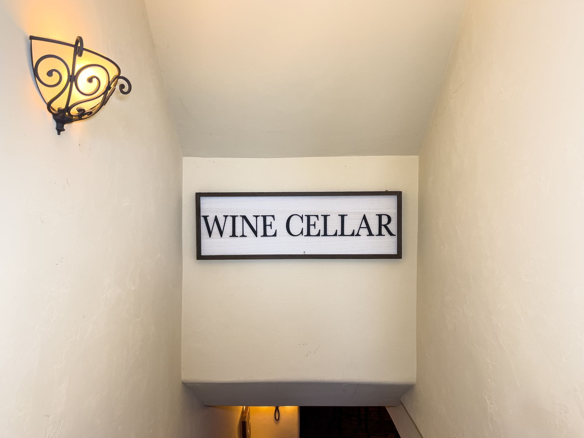 A sign on a wall that says wine cellar