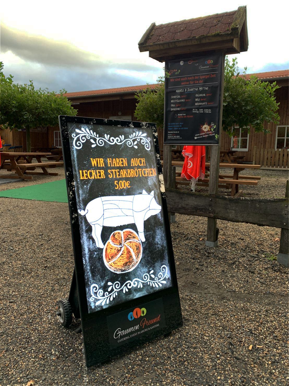 A sign with a picture of a pig on it