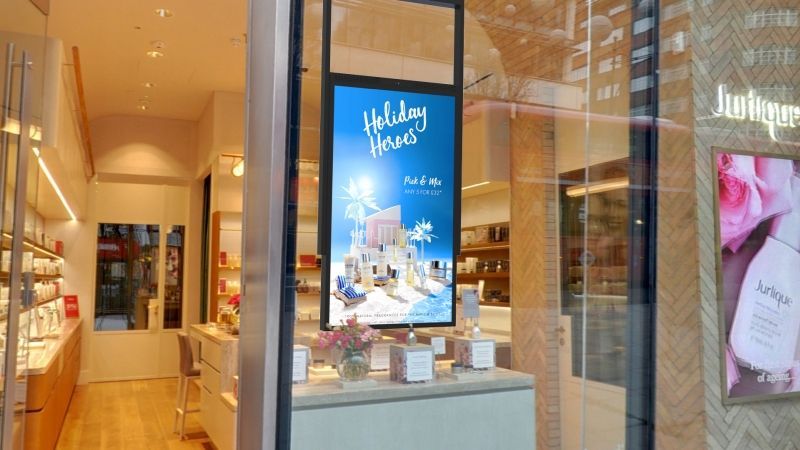 A store front with a sign that says `` holiday homes '' on it.