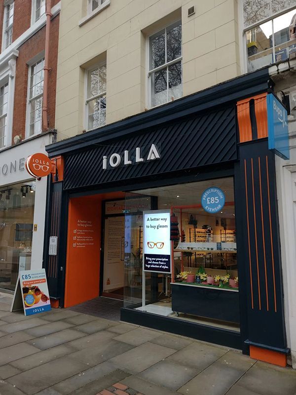 A store front with the word iolla on it