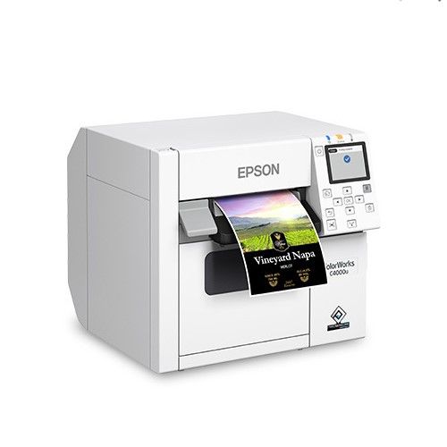 Impresora de sobremesa Epson blanca imprimiendo una tarjeta a color, con una pequeña pantalla 