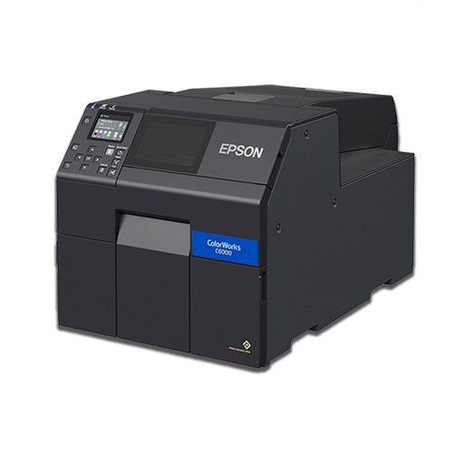Impresora de etiquetas Epson negra con panel de control azul y bandeja de salida de papel en la parte frontal.