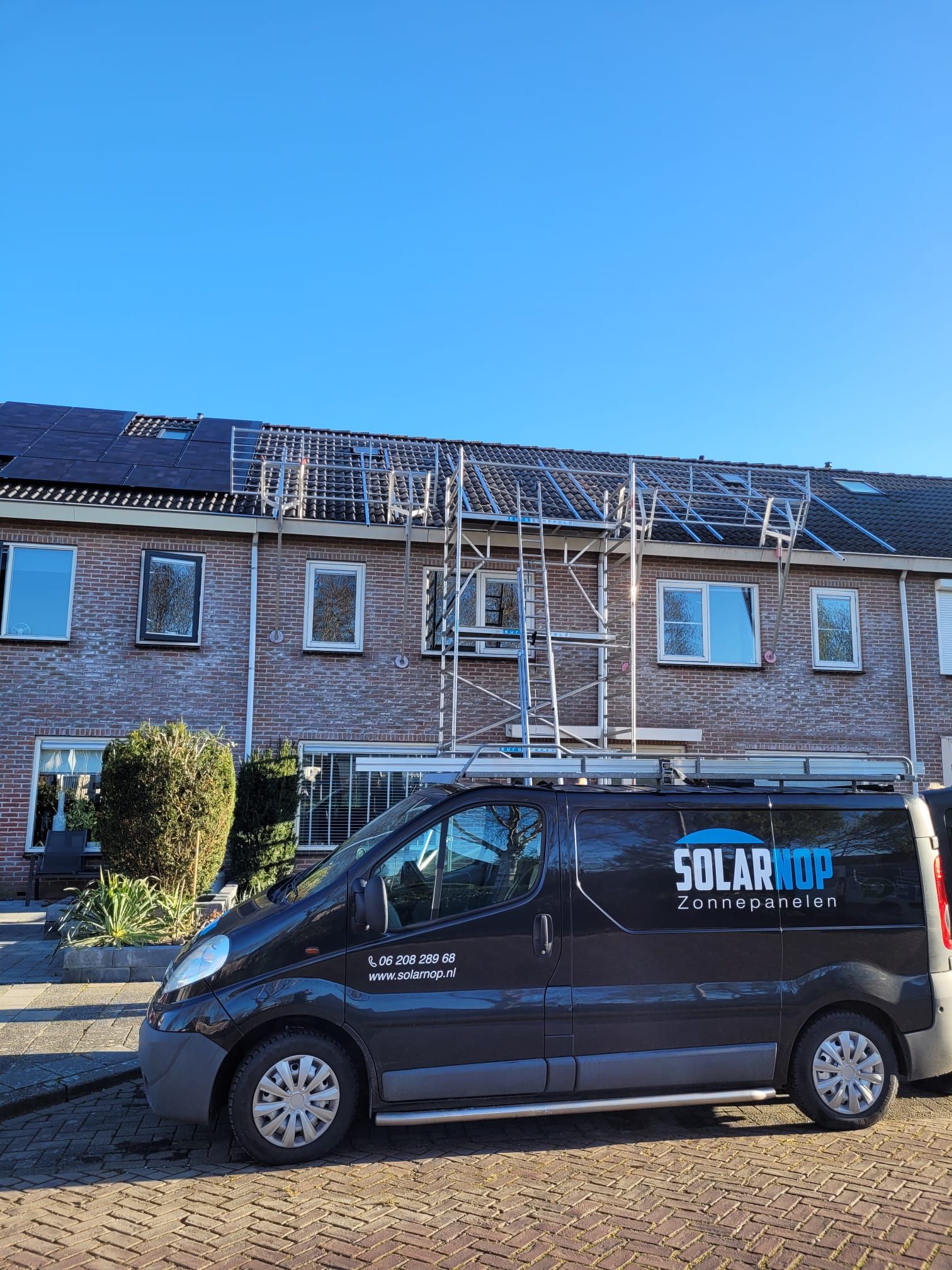 Installatie van zonnepanelen met bedrijfsbus voor de woning