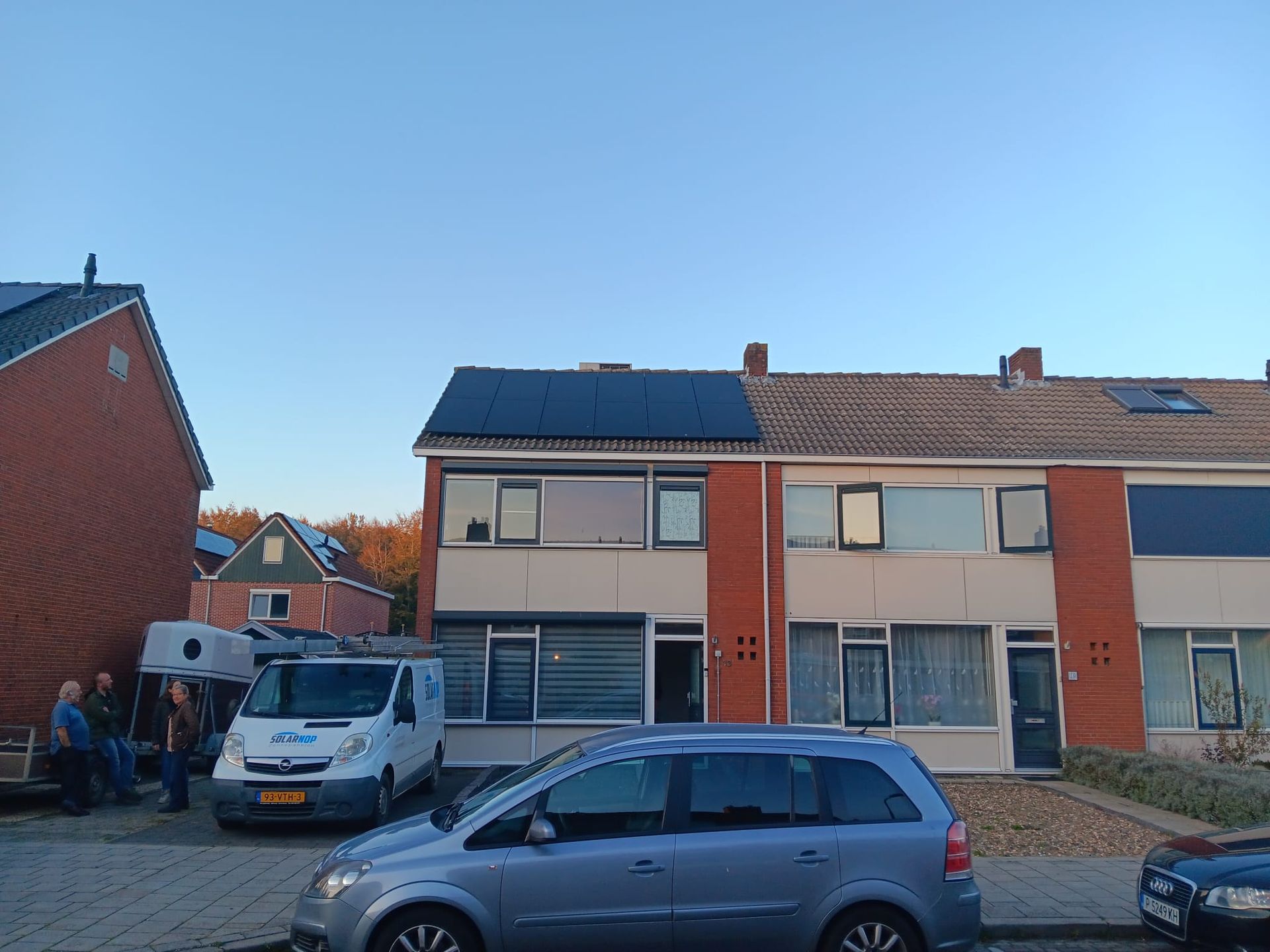  een huis met zonnepanelen op het dak