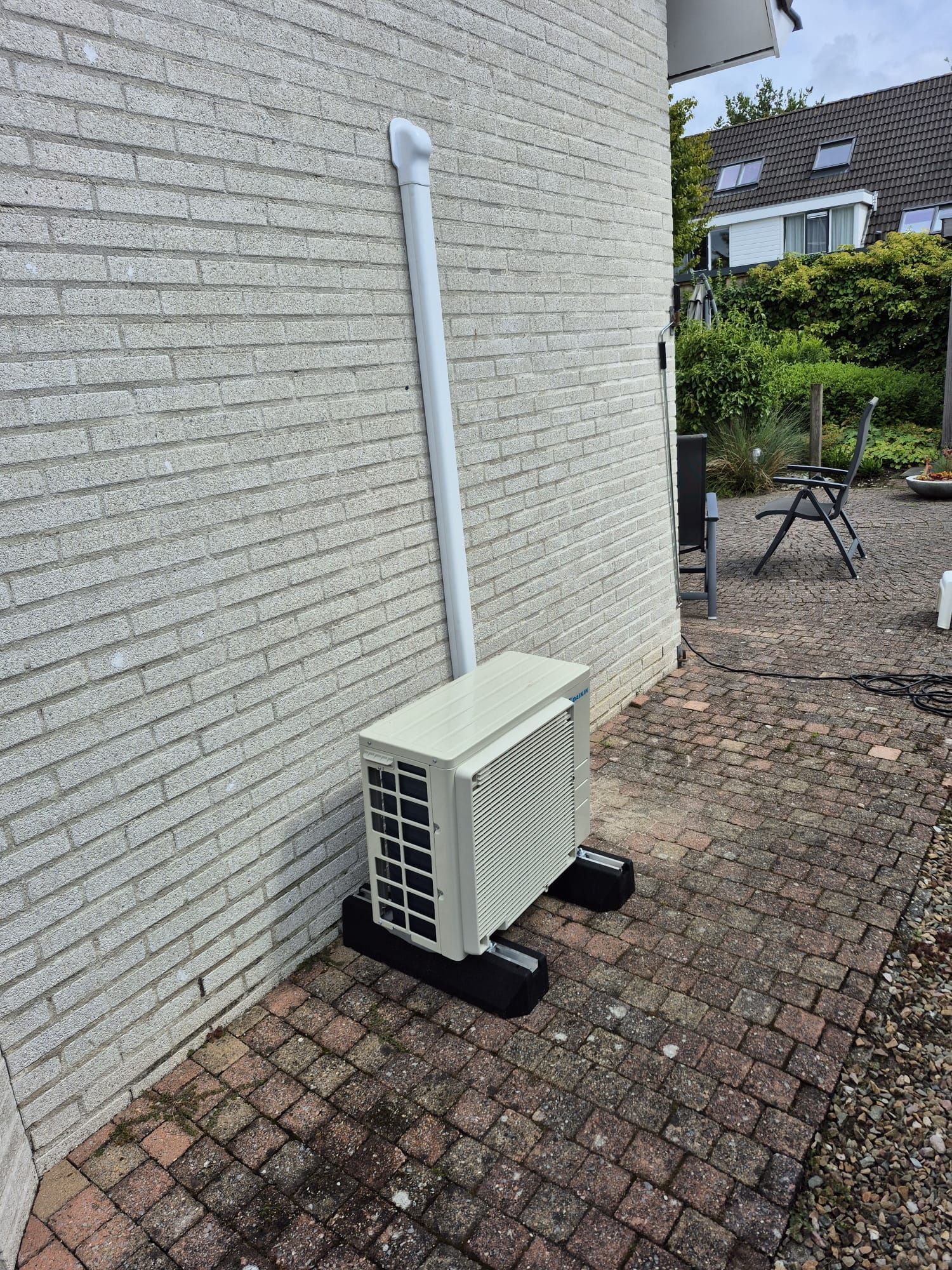 Een buitenairco gemonteerd