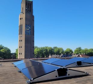 De poldertoren  met zonnepanelen op plat dak Oost/West ervoor