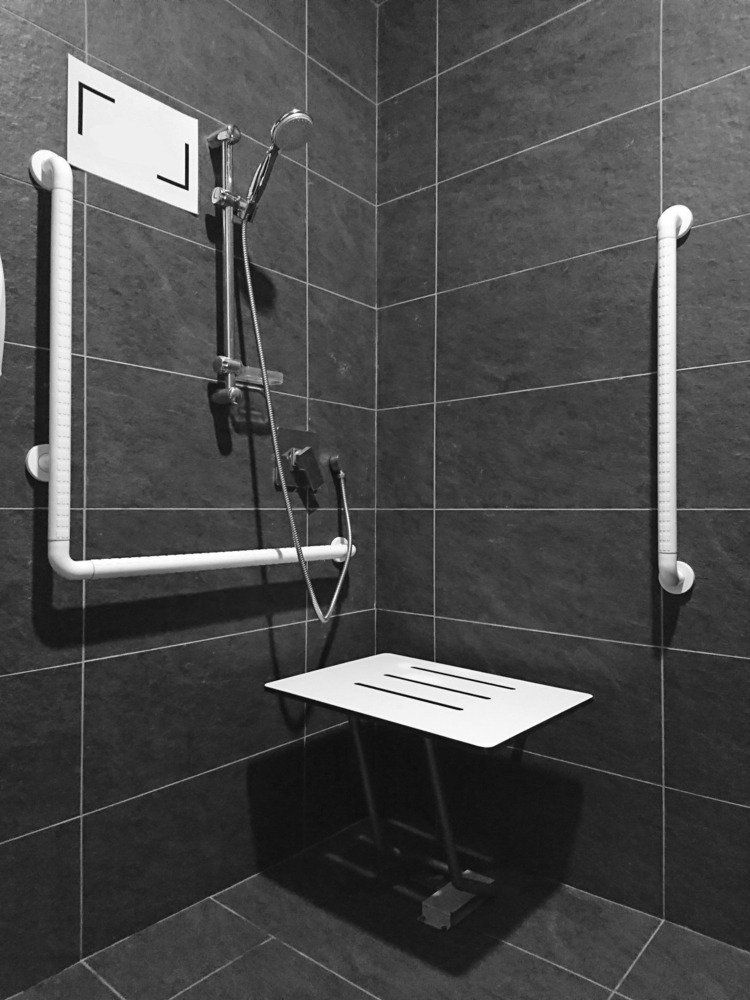 Doccia con maniglioni