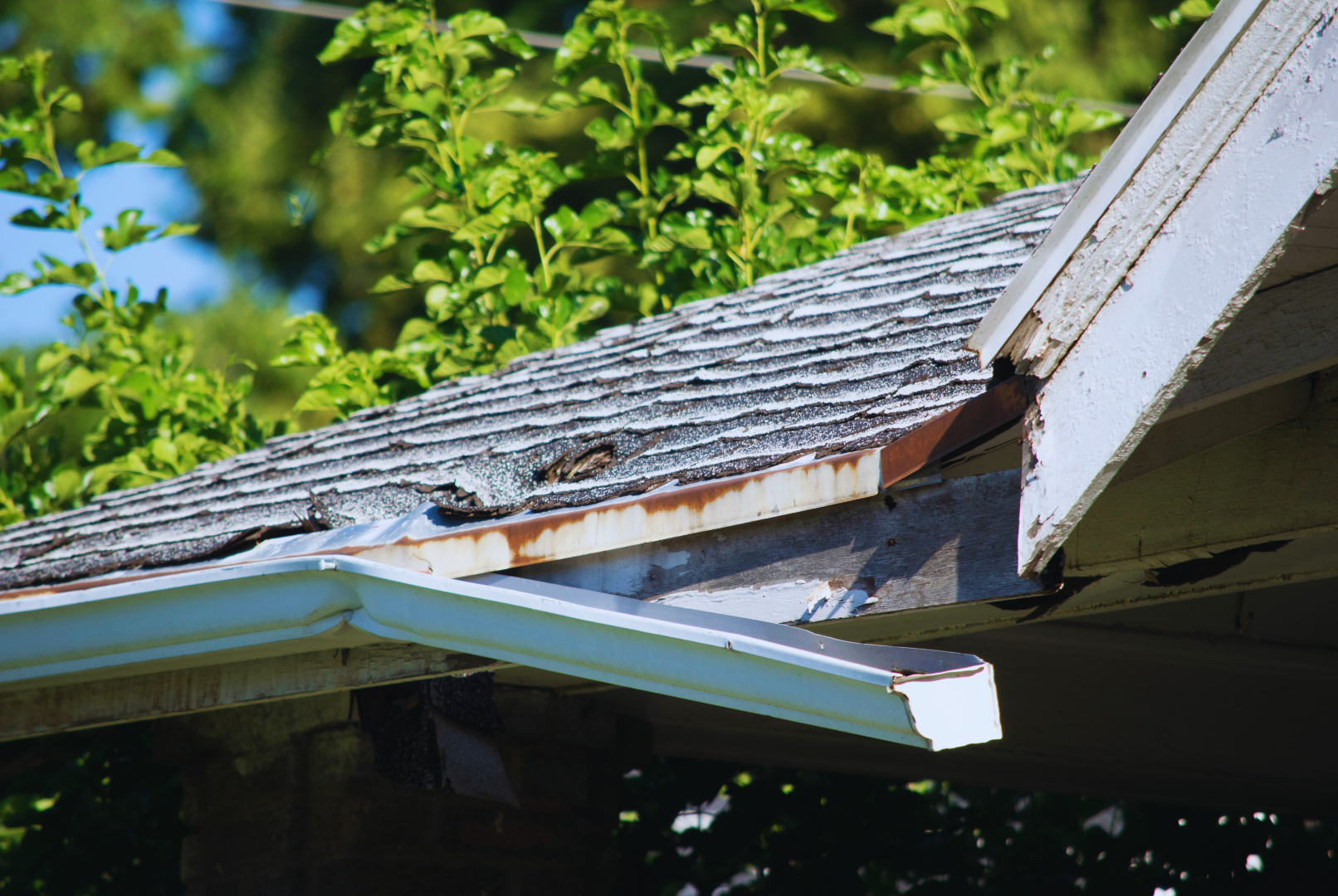 Broken Gutter Repair from Duncanville Roofing Pro