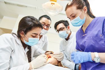 Dentista che esegue la cura di un dente al cliente