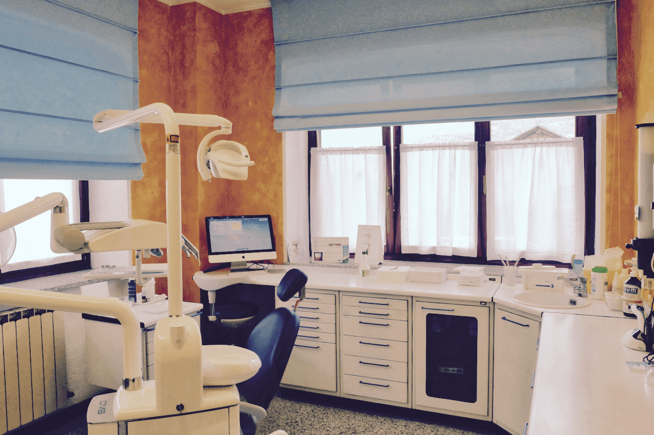 Studio dentistico con poltrona da dentista con relativo arredamento