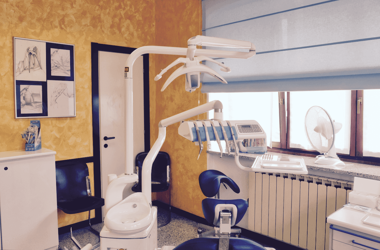 Interno dello studio dentistico con poltrona da dentista
