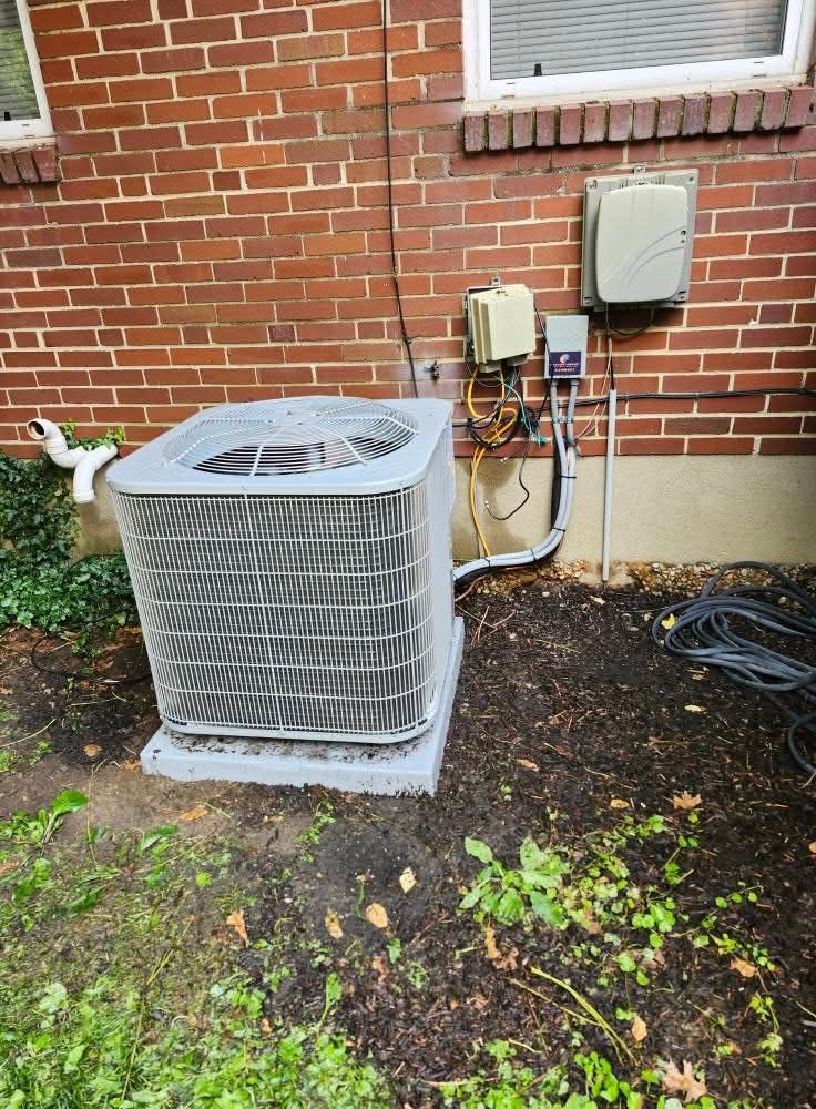 Air conditioning unit outside a brick building.