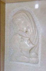 bassorilievo con incisione di madonnina