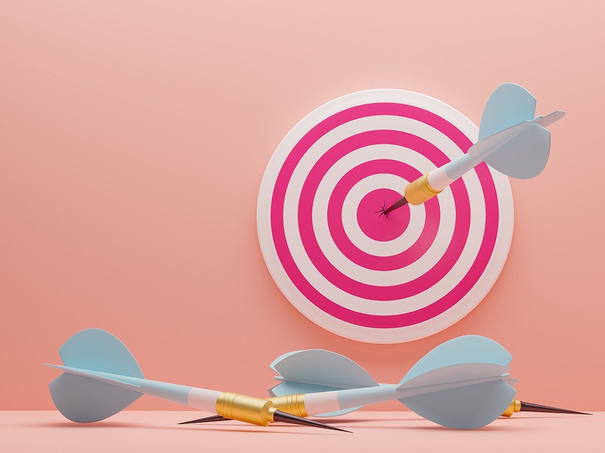 Tiro a segno rosa e bianco con frecce azzurre bianche e oro