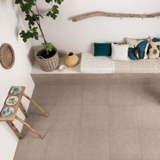 stanza con arredo minimal e pavimentazione moderna