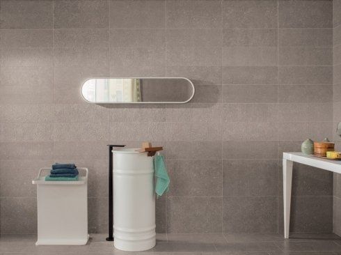 bagno con piastrelle di ceramica