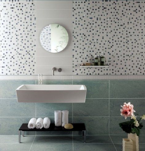 bagno con rivestimento pareti con piastrelle di ceramica