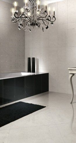 Stanza da bagno con pareti rivestite in ceramica
