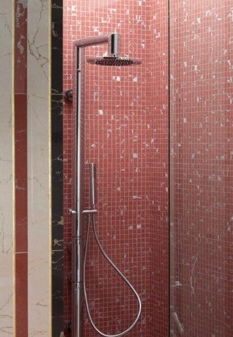 doccia con pareti rivestite con mosaico