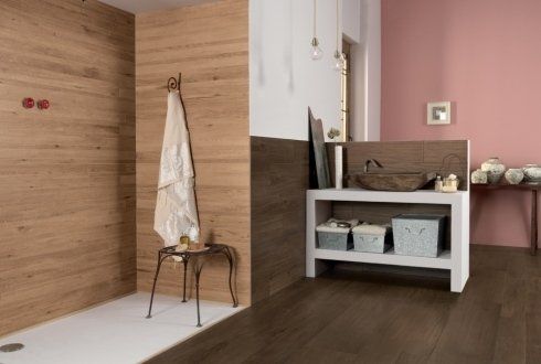 bagno moderno con rivestimenti in parquet