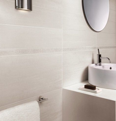 stanza da bagno con rivestimento in ceramica