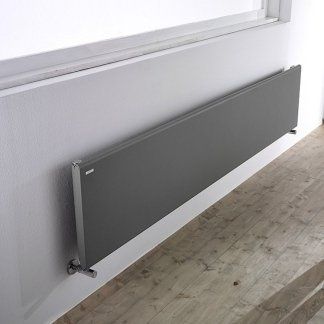 termosifone rettangolare sotto la finestra