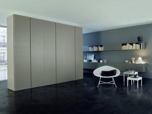 libreria con ante in un salotto