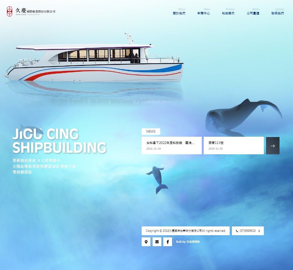 一艘船漂浮在水面上，旁邊有一隻鯨魚。