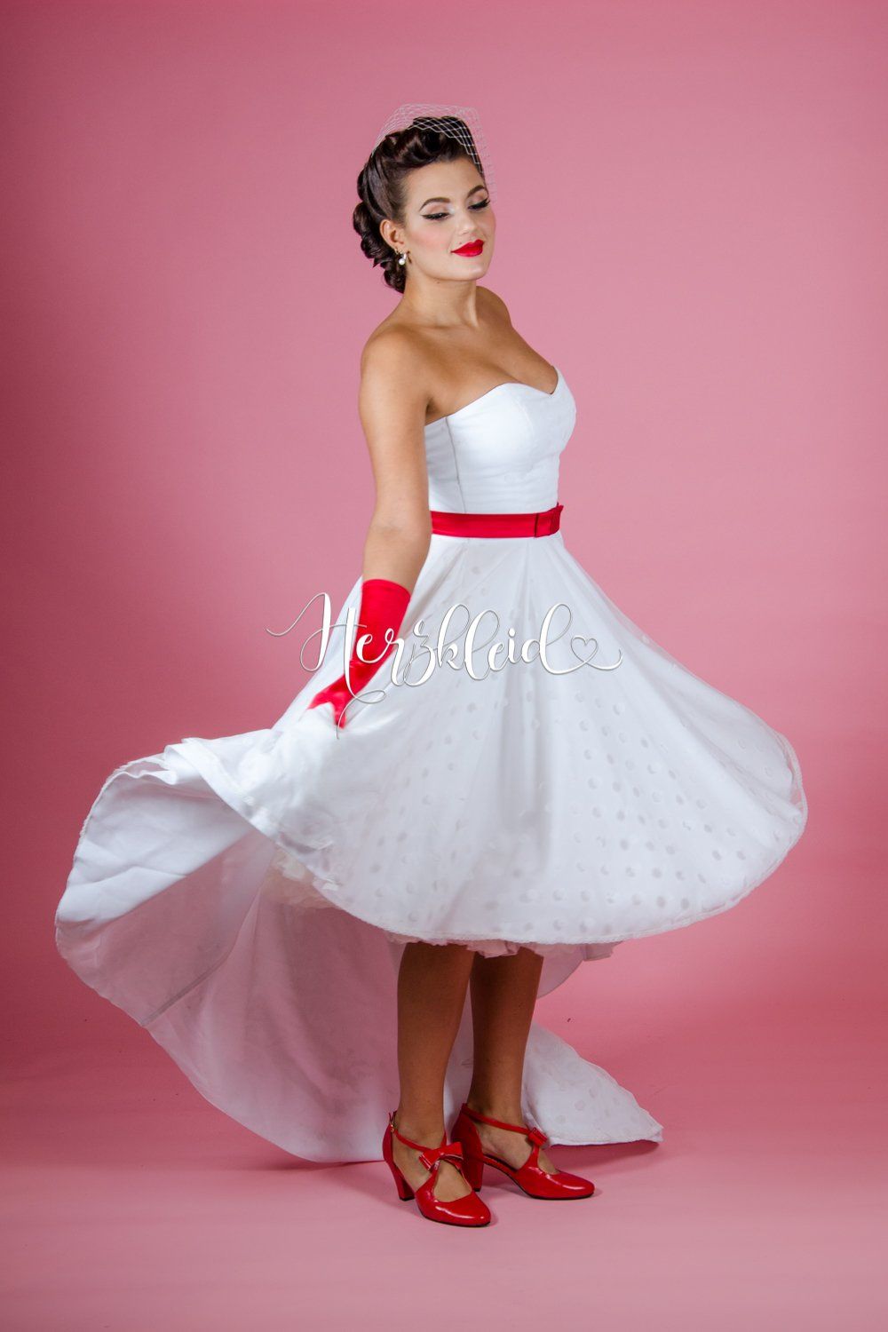 Brautkleid mit roten Handschuhen