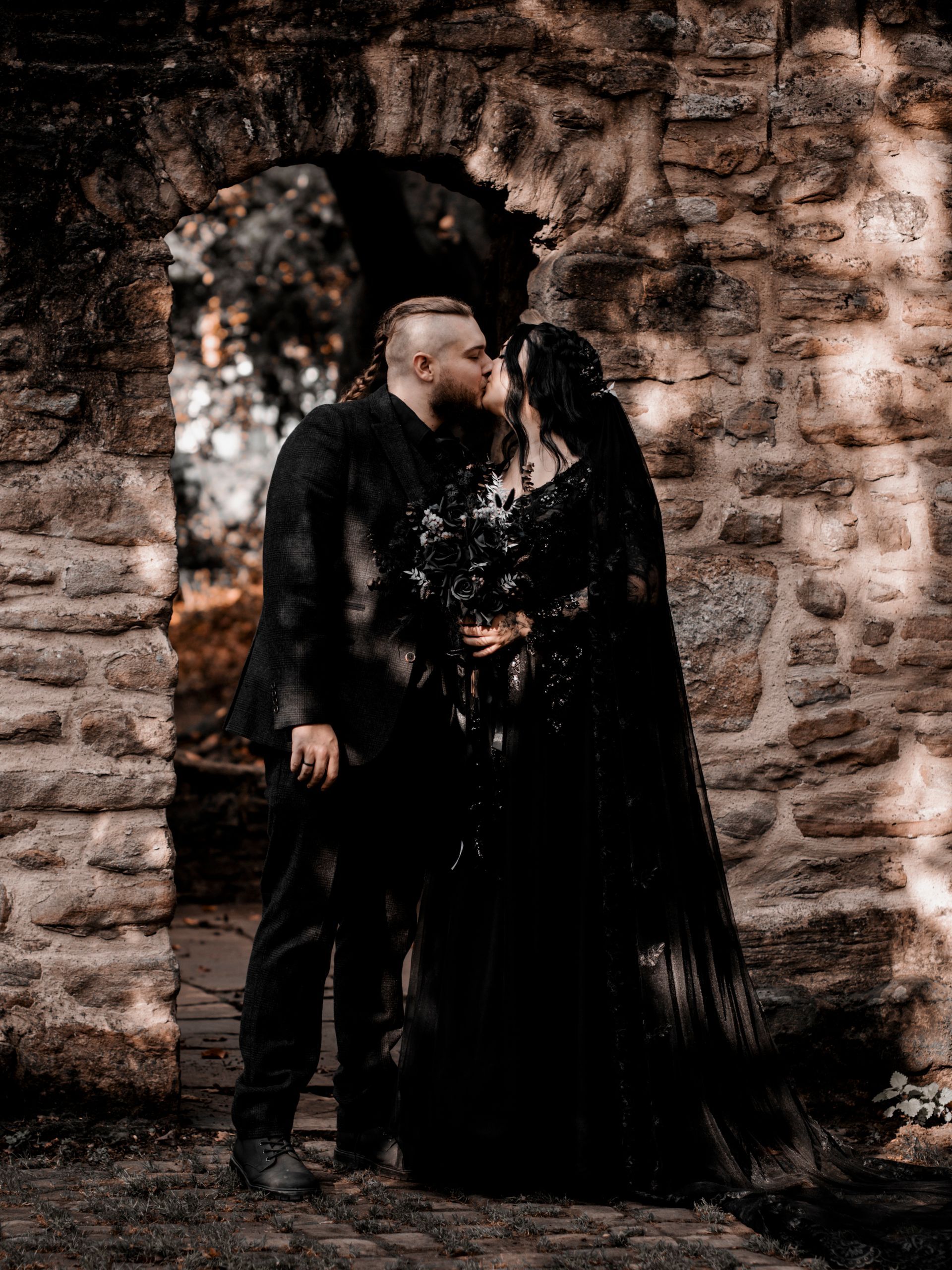 Eine Braut und ein Bräutigam tanzen mit Wunderkerzen im Dunkeln.