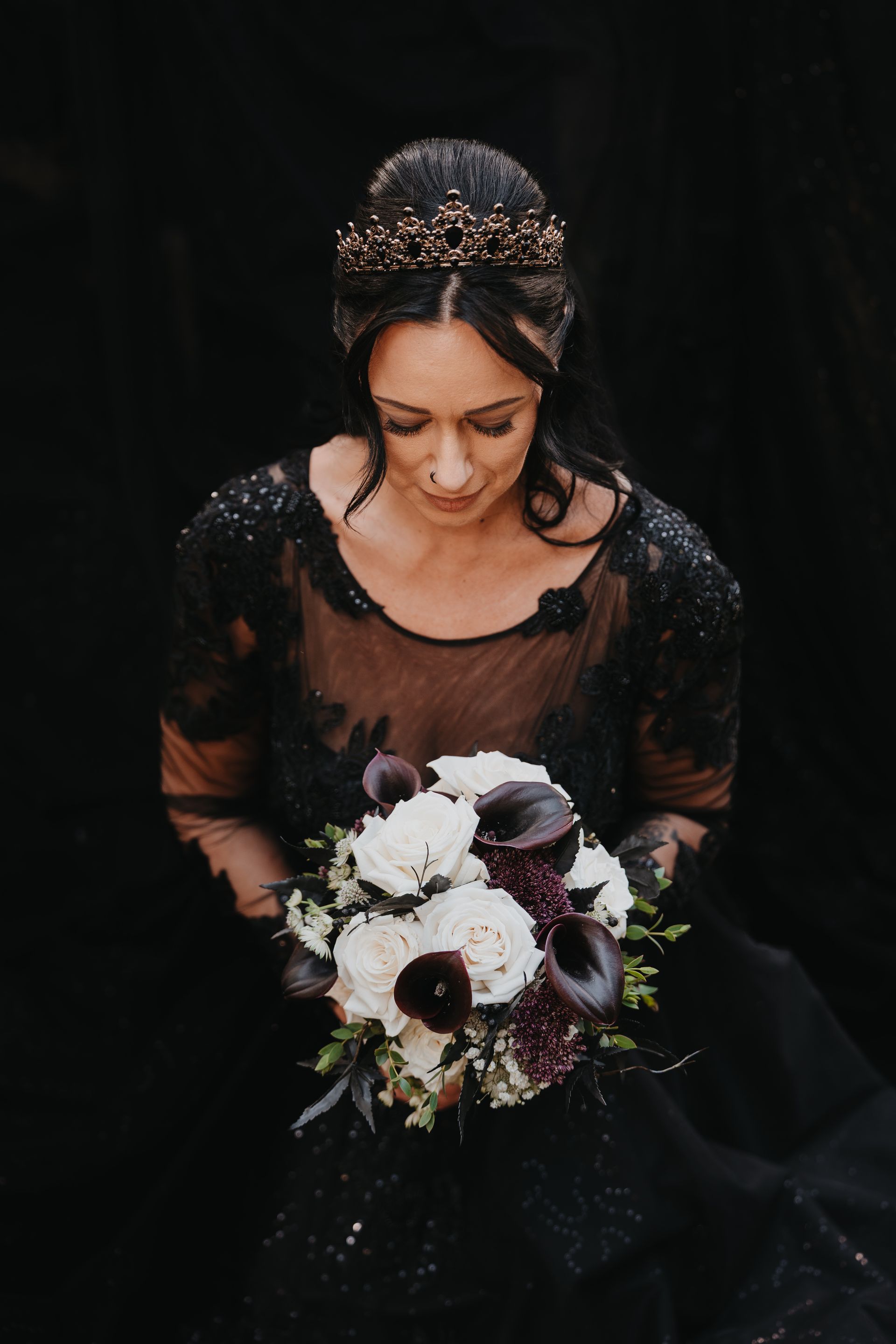 Ein Mann und eine Frau gehen Hand in Hand einen gepflasterten Gehweg entlang.