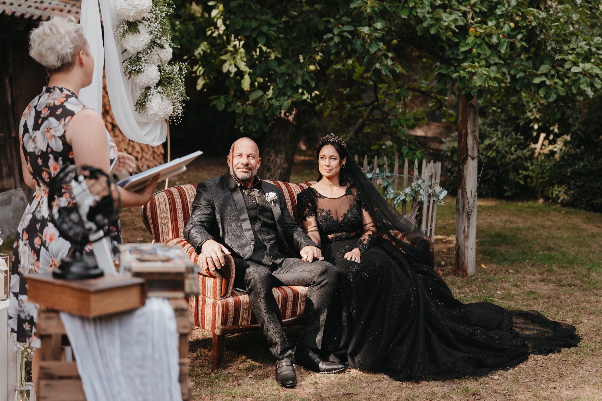 Eine Braut und ein Bräutigam gehen Hand in Hand einen Weg entlang.