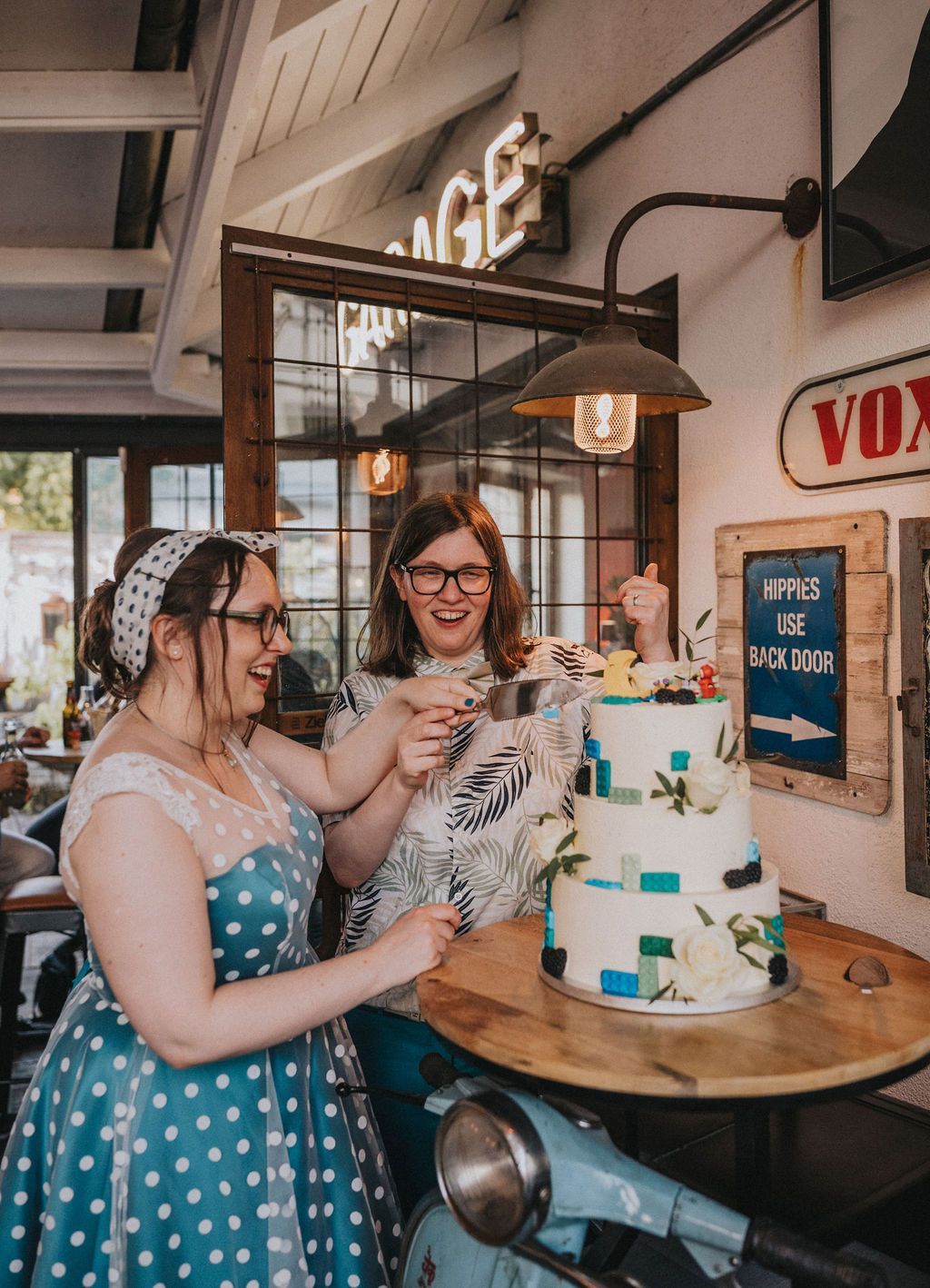 Eine Frau in einem Brautkleid mit einer Blume im Haar.