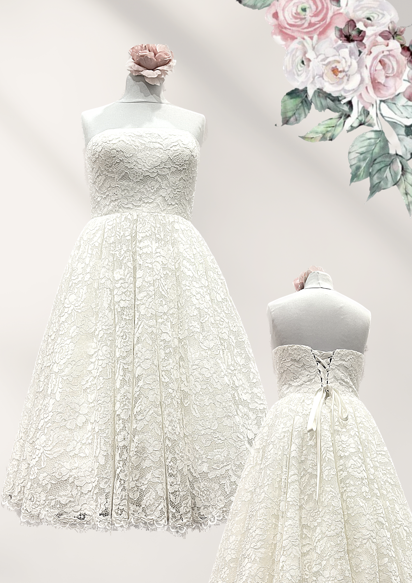 Auf einer Schaufensterpuppe hängt ein weißes Brautkleid aus Spitze, im Hintergrund sind Blumen zu sehen.